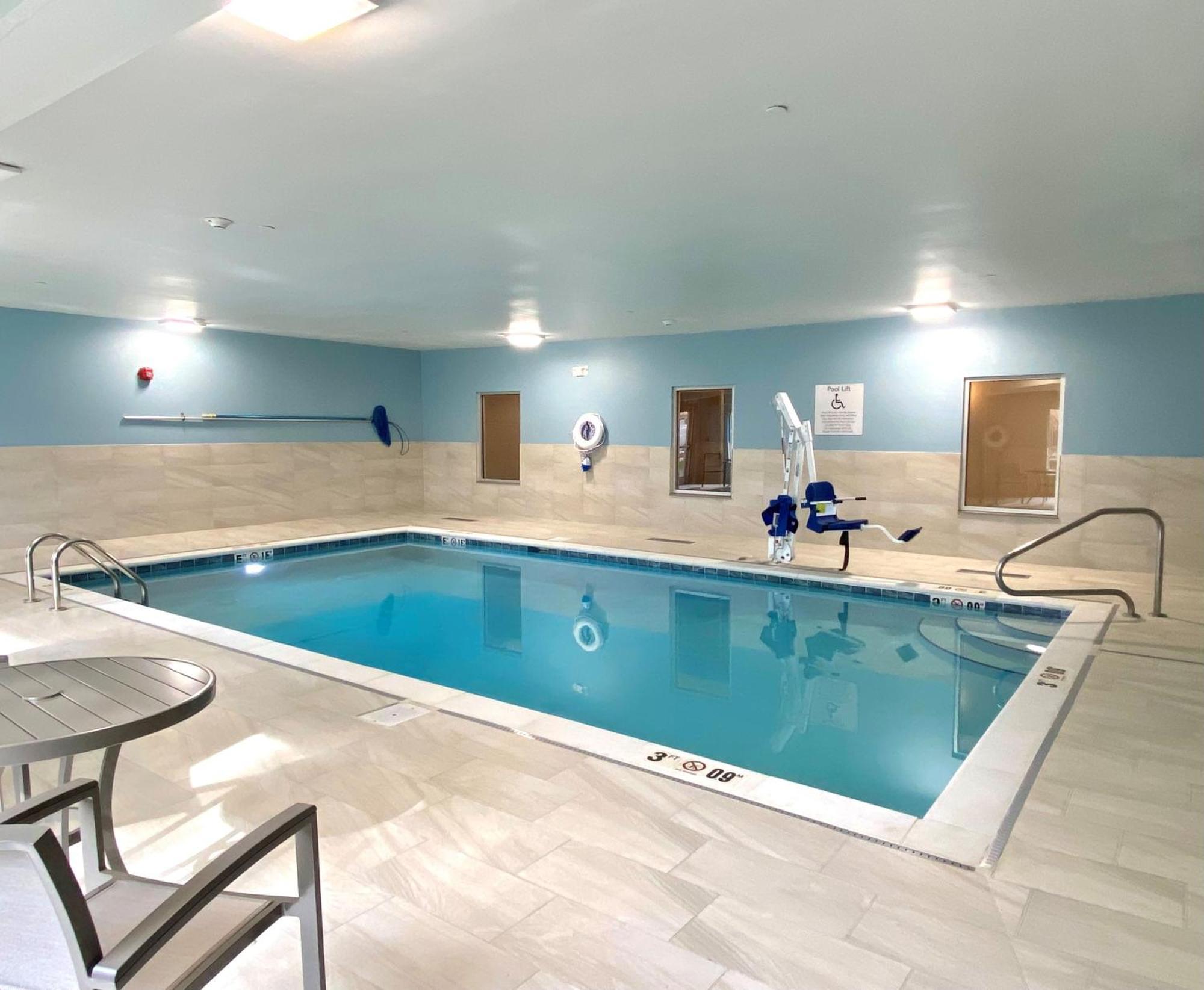 Holiday Inn Express & Suites Elyria By Ihg Exterior photo